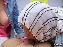 Türbanlı Arkadaşını Sevgilisine Siktirdi