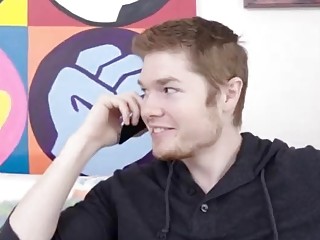 Kız Arkadaşını Aldatıyor